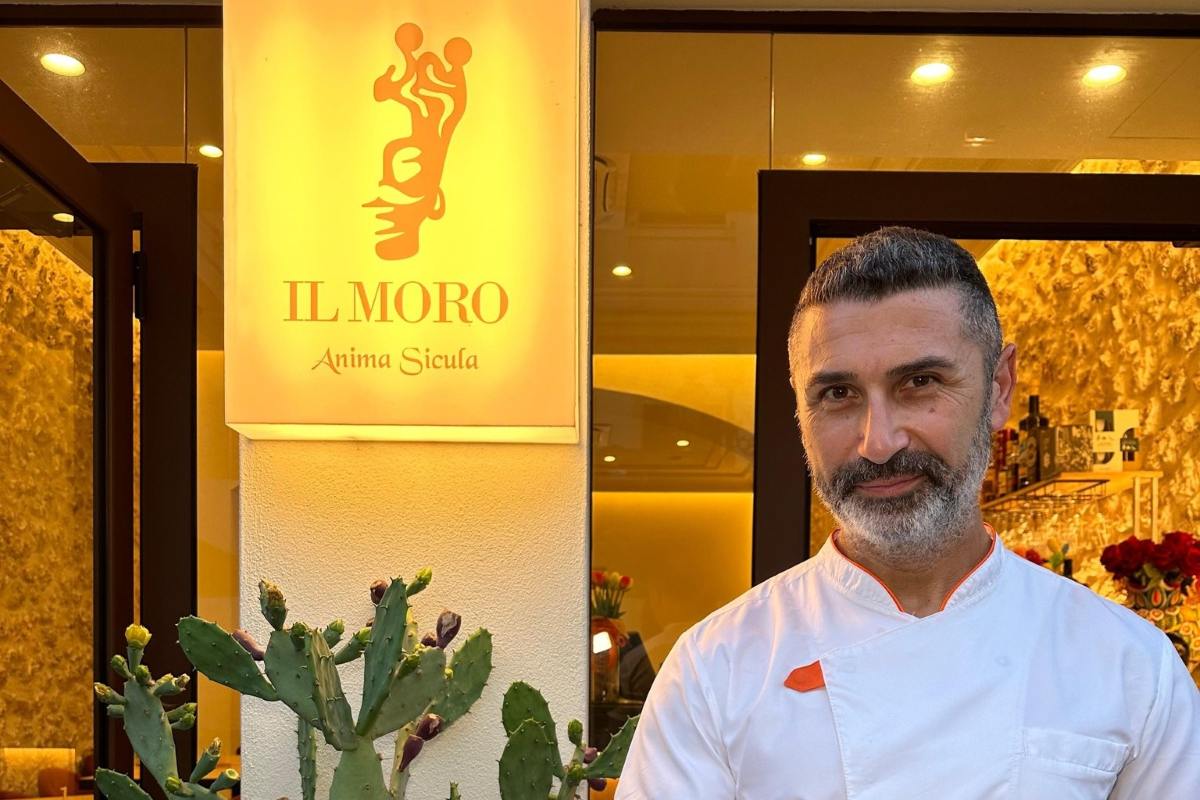 Filippo Volpe davanti all'insegna de Il Moro Anima Sicula