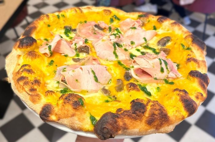La pizza classica de Il Moro, cornice alveolata e ben cotta